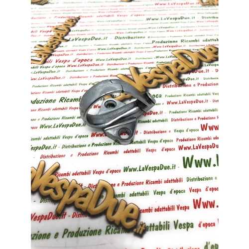 Gancio Porta borsa casco per VESPA 50 80 90 125 150 160 180 200 interasse fori 30 mm.
