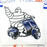 Adesivo " OMINO MICHELIN IN VESPA BLU " per VESPA APE LAMBRETTA ecc.  ..................