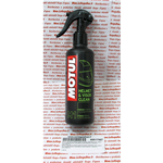 MOTUL HELMET & VISOR CLEAN pulische l'esterno del casco e la visiera senza lasciare alcuna traccia effetto anti insetto