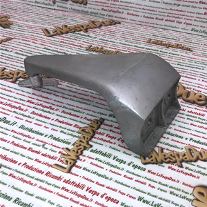 Portaruota di sorta centrale in alluminio con farfalla cromata interno scudo per VESPA 125 150 VBA VBB VNB VBA anni 58 / 60 per ruote 3.50 8" chiuse