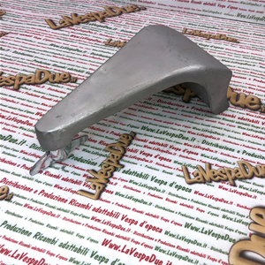 Portaruota di sorta centrale in alluminio con farfalla cromata interno scudo per VESPA 125 150 VBA VBB VNB VBA anni 58 / 60 per ruote 3.50 8" chiuse