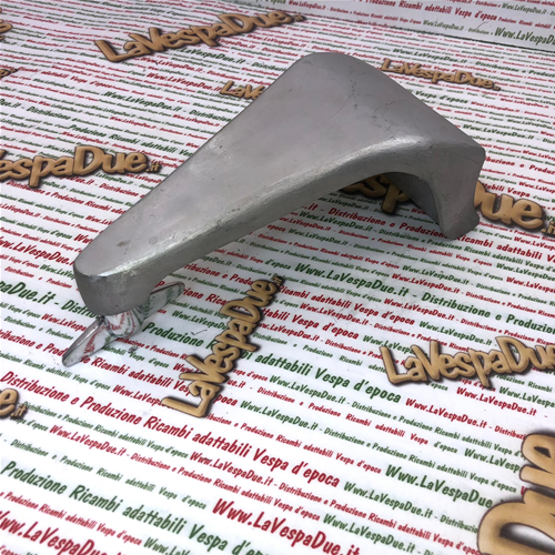 Portaruota di sorta centrale in alluminio con farfalla cromata interno scudo per VESPA 125 150 VBA VBB VNB VBA anni 58 / 60 per ruote 3.50 8" chiuse