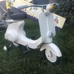 Patinete modelo Vespa a pedales color BLANCO en metal pintado con spray NO ES UN JUGUETE