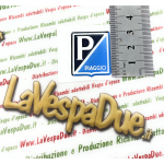 Petit bouclier emblème avant PIAGGIO en résine bleu clair pour VESPA 50 NLR 90 taille mm. 25x30