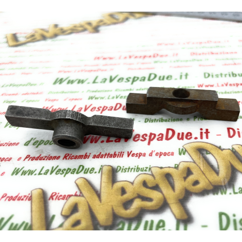 Gearbox cross in two surmountable pieces for VESPA 125 V12T V13T 1950 from the V19M to V20M engine, cross with thread composed of two interlocking parts, warehouse stock