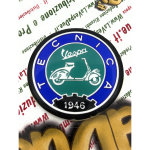 Scudetto Ø 53 mm resinato su base alluminio emblema logo Vintage in alluminio VESPA TECNICA 1946 blu e verde da applicare su accessori VESPA con adesivo da incollare Ø 53 mm