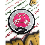 Scudetto Ø 53 mm resinato su base alluminio emblema logo Vintage in alluminio VESPA TECNICA 1946 grigio e rosa da applicare su accessori VESPA con adesivo da incollare Ø 53 mm