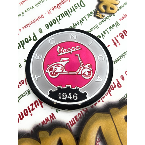 Bouclier en résine Ø 53 mm sur base en aluminium Emblème logo vintage en aluminium VESPA TECNICA 1946 gris et rose à appliquer sur les accessoires VESPA avec adhésif à coller Ø 53 mm