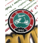 Scudetto Ø 53 mm resinato su base alluminio emblema logo Vintage in alluminio VESPA TECNICA 1946 rosso e verde da applicare su accessori VESPA con adesivo da incollare Ø 53 mm