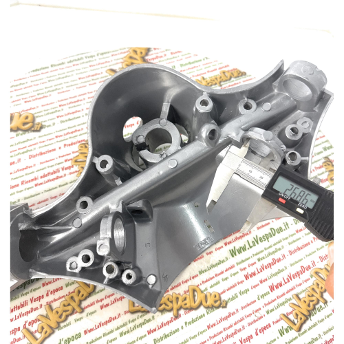 Parte fusione inferiore corpo manubrio LML per VESPA PX 80 125 150 200 PE dal 1981 in poi modelli con freno anteriore a tamburo r.o. 563789 244255 2442555