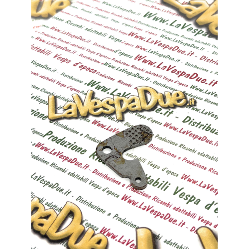 Levetta chiusura sportello in metallo da verniciare VESPA 98 125 150 V1 V15 V30 V33 VM VN VNA1 2 VNB1 2 VL1 VB1 GS VS1 VS2 VS3 VS4 VS5 r.o. 002939 bauletto sacca 