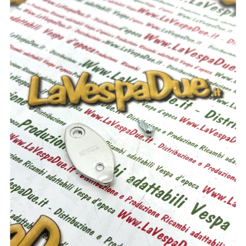 Coperchio serratura NEIMAN con foro 3 mm per VESPA 50 50 125 150 SUPER 180 SS GL GT GTR TS SPRINT VELOCE RALLY PIAGGIO CIAO BRAVO BOXER SI r.o. 174628 070604 in ottone cromato con rivetto prodotto italiano