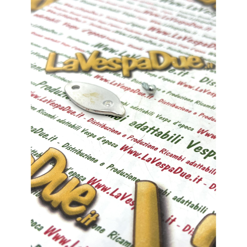 Coperchio serratura NEIMAN con foro 3 mm per VESPA 50 50 125 150 SUPER 180 SS GL GT GTR TS SPRINT VELOCE RALLY PIAGGIO CIAO BRAVO BOXER SI r.o. 174628 070604 in ottone cromato con rivetto prodotto italiano