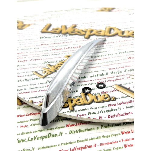 Cresta sul parafango per VESPA 125 GT GTR 150 GL SPRINT VELOCE 160 GS 180 SS RALLY fregio in alluminio con perni e completa di piastrine elastiche per il fissaggio prodotto italiano