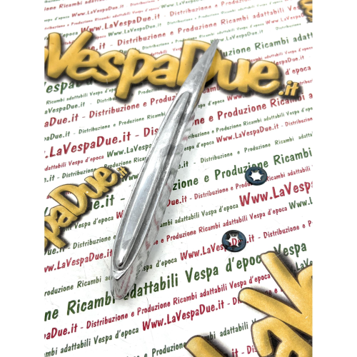 Cresta sul parafango per VESPA 50 N L R 90 125 150 NUOVA PRIMAVERA ET3 SUPER dal 1966 al 1992 fregio in alluminio tipo piccolo con perni e completa di piastrine elastiche per il fissaggio r.o. 1500705 prodotto italiano