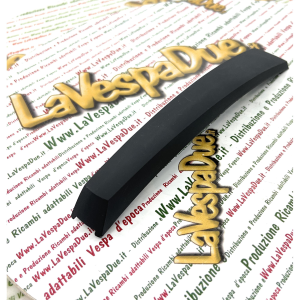 Cresta sul parafango per VESPA 80 125 150 200 PX PE P E RALLY fregio in plastica nera con capsule e viti per il fissaggio prodotto italiano