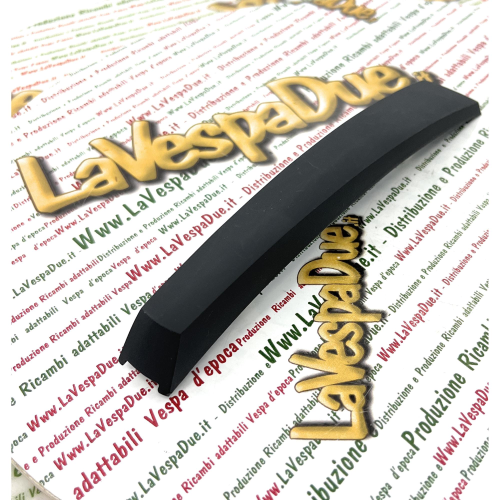 Cresta sul parafango per VESPA 80 125 150 200 PX PE P E RALLY fregio in plastica nera con capsule e viti per il fissaggio prodotto italiano