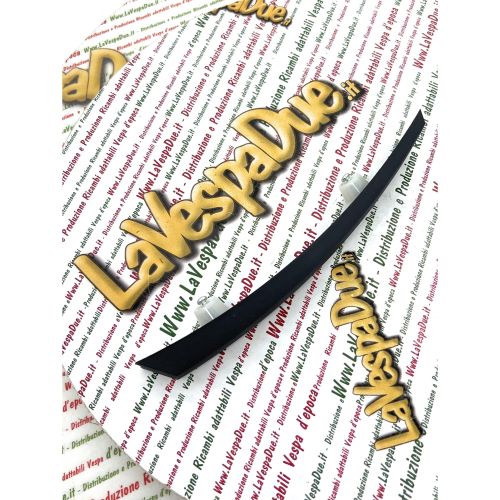 Cresta sul parafango per VESPA 80 125 150 200 PX PE P E RALLY fregio in plastica nera con capsule e viti per il fissaggio prodotto italiano