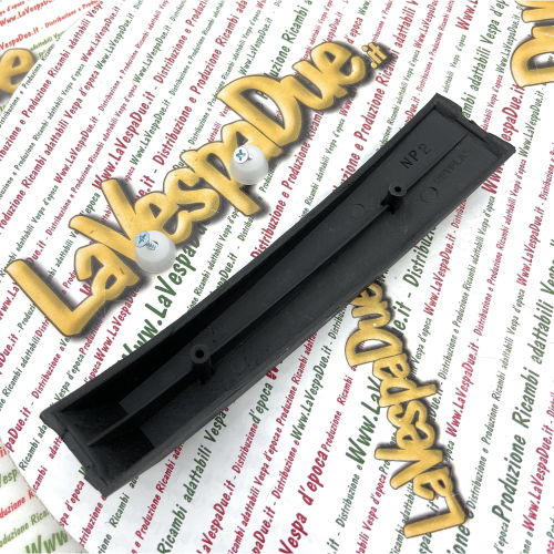 Cresta sul parafango per VESPA 80 125 150 200 PX PE P E RALLY fregio in plastica grigio scuro con capsule e viti per il fissaggio prodotto italiano