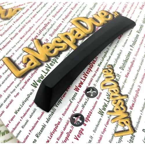 Cresta sul parafango in alluminio verniciata nera per VESPA 200 RALLY VSE1T dal 1972 al 1979 fregio con perni e completa di piastrine elastiche per il fissaggio prodotto italiano