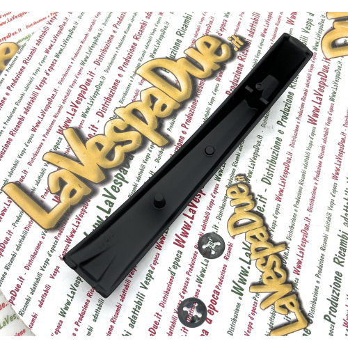 Cresta sul parafango in alluminio verniciata nera per VESPA 200 RALLY VSE1T dal 1972 al 1979 fregio con perni e completa di piastrine elastiche per il fissaggio prodotto italiano