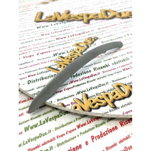 Cresta sul corpo faro al parafango in alluminio completa di viti e rondelle per VESPA 125 VM2T VN1T VN2T r.o. 018215