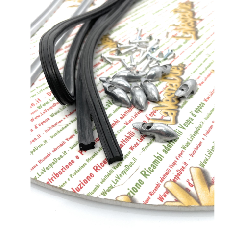 Serie strisce pedana per VESPA 50 90 SS V5SS1T V9SS1T 125 PRIMAVERA ET3 VMA2T VMB1T listelli completi di terminali gomma e puntalini prodotto italiano