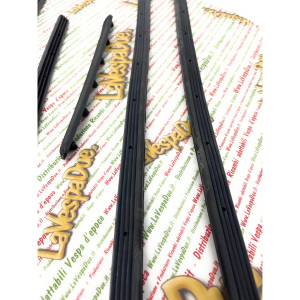 Serie strisce pedana di 6 listelli in gomma per VESPA 50 N fino al telaio V5A1T > 25000 con 11 fori sul listello più lungo prodotto italiano