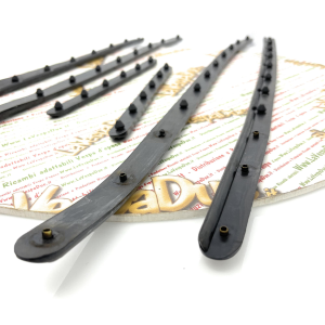 Serie strisce pedana di 6 listelli in gomma per VESPA 50 N fino al telaio V5A1T > 25000 con 11 fori sul listello più lungo prodotto italiano