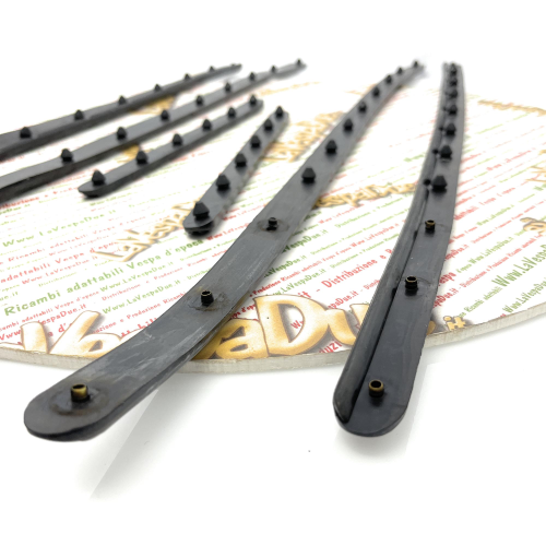 Serie strisce pedana di 6 listelli in gomma per VESPA 50 N fino al telaio V5A1T > 25000 con 11 fori sul listello più lungo prodotto italiano