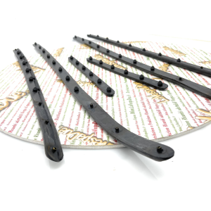 Serie strisce pedana di 6 listelli in gomma per VESPA 50 N fino al telaio V5A1T > 25000 con 11 fori sul listello più lungo prodotto italiano