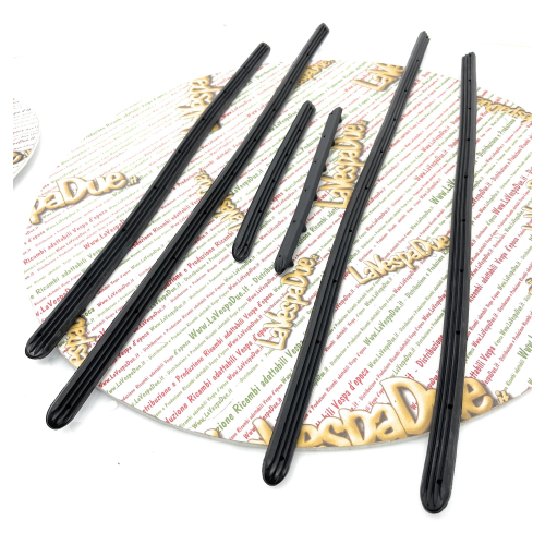 Serie strisce pedana di 6 listelli in gomma per VESPA 50 N V5A1T 25001>283299 50 R V5A1T 700001>938761 con 10 fori sul listello più lungo prodotto italiano