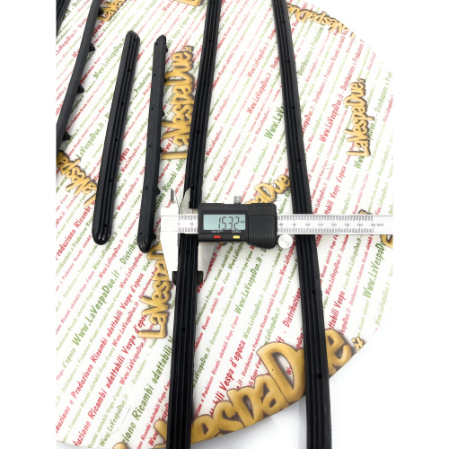 Serie strisce pedana di 6 listelli in gomma per VESPA 50 N V5A1T 25001>283299 50 R V5A1T 700001>938761 con 10 fori sul listello più lungo prodotto italiano