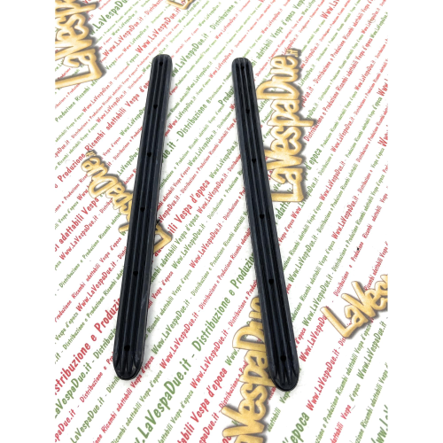 Set 2 listelli centrali in gomma strisce pedana per VESPA 50 N V5A1T >283299 R 700001> >938761   per il tunnel centrale pedana prodotto italiano