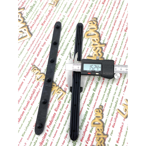 Set 2 listelli centrali in gomma strisce pedana per VESPA 50 N V5A1T >283299 R 700001> >938761   per il tunnel centrale pedana prodotto italiano