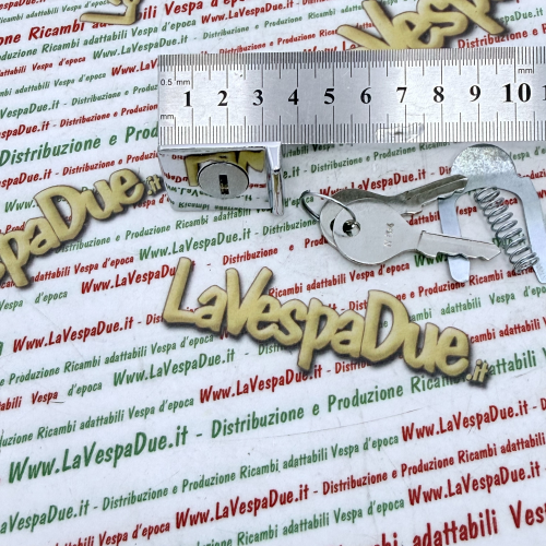 Serratura bauletto cofano cromata con chiave tipo NEIMAN per VESPA 50 80 125 150 160 180 200 PRIMAVERA PX PE SUPER SPRINT RALLY ET3  r.o. 073258