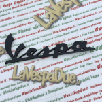 Targhetta scritta anteriore blu notte per VESPA 125 150 VNB6 SUPER SPRINT VNC VBC VLB in alluminio anodizzato con 2 pioli di fissaggio interasse 107 mm r.o. 094454 090769 prodotto italiano scritta 