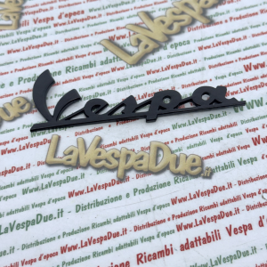 Targhetta scritta anteriore blu notte per VESPA 125 150 VNB6 SUPER SPRINT VNC VBC VLB in alluminio anodizzato con 2 pioli di fissaggio interasse 107 mm r.o. 094454 090769 prodotto italiano scritta 