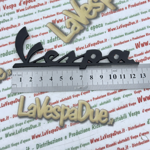 Targhetta scritta anteriore blu notte per VESPA 125 150 VNB6 SUPER SPRINT VNC VBC VLB in alluminio anodizzato con 2 pioli di fissaggio interasse 107 mm r.o. 094454 090769 prodotto italiano scritta 