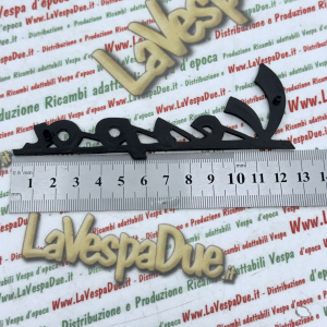 Targhetta scritta anteriore blu notte per VESPA 125 150 VNB6 SUPER SPRINT VNC VBC VLB in alluminio anodizzato con 2 pioli di fissaggio interasse 107 mm r.o. 094454 090769 prodotto italiano scritta 