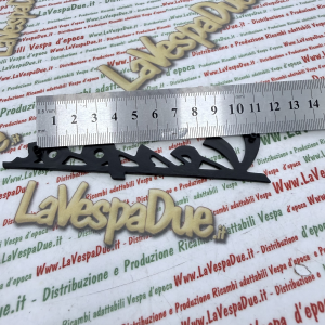 Targhetta scritta anteriore blu notte per VESPA 125 150 VNB6 SUPER SPRINT VNC VBC VLB in alluminio anodizzato con 2 pioli di fissaggio interasse 107 mm r.o. 094454 090769 prodotto italiano scritta 