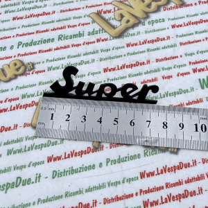 Targhetta scritta anteriore blu notte per VESPA 125 150 SUPER VNC1T VBC1T in alluminio anodizzato con 2 pioli di fissaggio interasse 55 mm prodotto italiano 