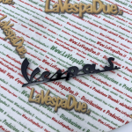 Targhetta scritta anteriore blu notte per VESPA S. SPRINT VLB1T 52001> VLB2T 50001> in alluminio anodizzato con 3 pioli di fissaggio interasse 53 81 mm prodotto italiano scritta 