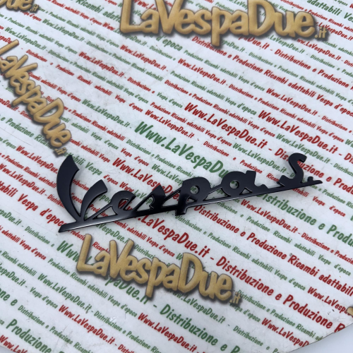 Targhetta scritta anteriore blu notte per VESPA S. SPRINT VLB1T 52001> VLB2T 50001> in alluminio anodizzato con 3 pioli di fissaggio interasse 53 81 mm prodotto italiano scritta 