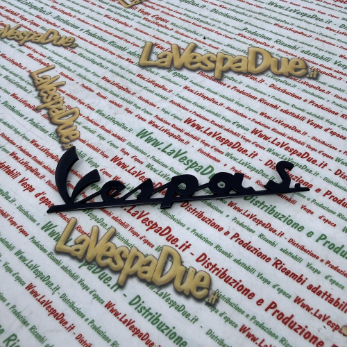 Targhetta scritta anteriore blu notte per VESPA S. SPRINT VLB1T 52001> VLB2T 50001> in alluminio anodizzato con 3 pioli di fissaggio interasse 53 81 mm prodotto italiano scritta 