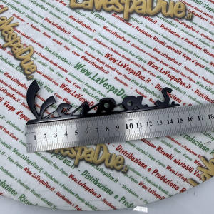 Targhetta scritta anteriore blu notte per VESPA S. SPRINT VLB1T 52001> VLB2T 50001> in alluminio anodizzato con 3 pioli di fissaggio interasse 53 81 mm prodotto italiano scritta 