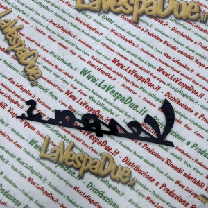 Targhetta scritta anteriore blu notte per VESPA S. SPRINT VLB1T 52001> VLB2T 50001> in alluminio anodizzato con 3 pioli di fissaggio interasse 53 81 mm prodotto italiano scritta 