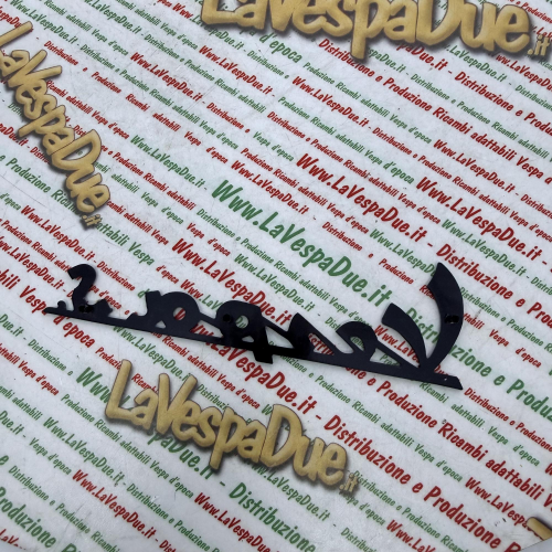 Targhetta scritta anteriore blu notte per VESPA S. SPRINT VLB1T 52001> VLB2T 50001> in alluminio anodizzato con 3 pioli di fissaggio interasse 53 81 mm prodotto italiano scritta 