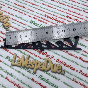 Targhetta scritta anteriore blu notte per VESPA S. SPRINT VLB1T 52001> VLB2T 50001> in alluminio anodizzato con 3 pioli di fissaggio interasse 53 81 mm prodotto italiano scritta 