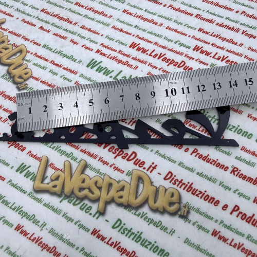 Targhetta scritta anteriore blu notte per VESPA S. SPRINT VLB1T 52001> VLB2T 50001> in alluminio anodizzato con 3 pioli di fissaggio interasse 53 81 mm prodotto italiano scritta 